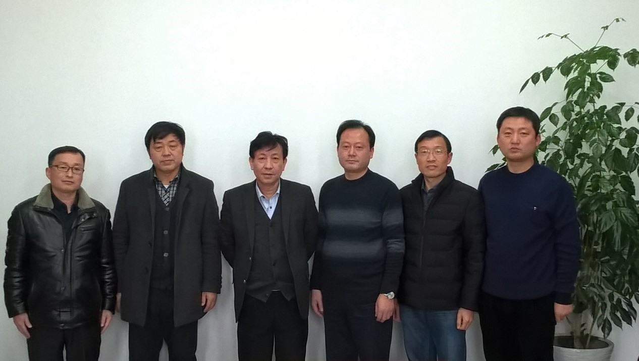 范以宁教授（左三）与分析测试中心和化学工程明星av影片
部分专家教授合影